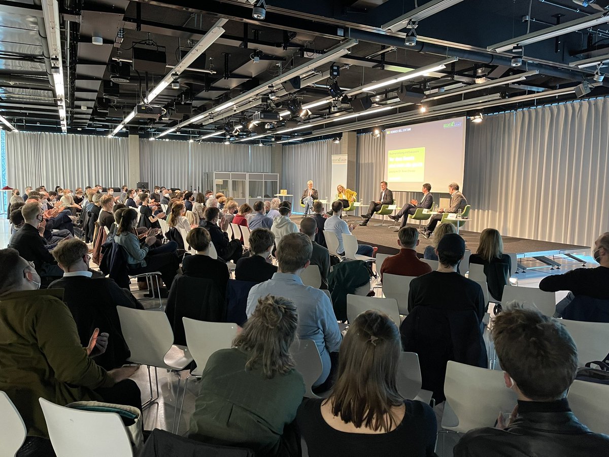 bat_luk's tweet photo. Lesung @RonenSteinke „Vor dem Gesetz sind nicht alle gleich“ mit anschließender anregender Diskussion. @boell_stiftung #RechtGrün. Endlich wieder eine Veranstaltung in Präsenz. @FSchaerdel, Stefan #Conen, Margarete #Koppers, Hans-Michael #Borgas https://t.co/Ke6zCTexqw