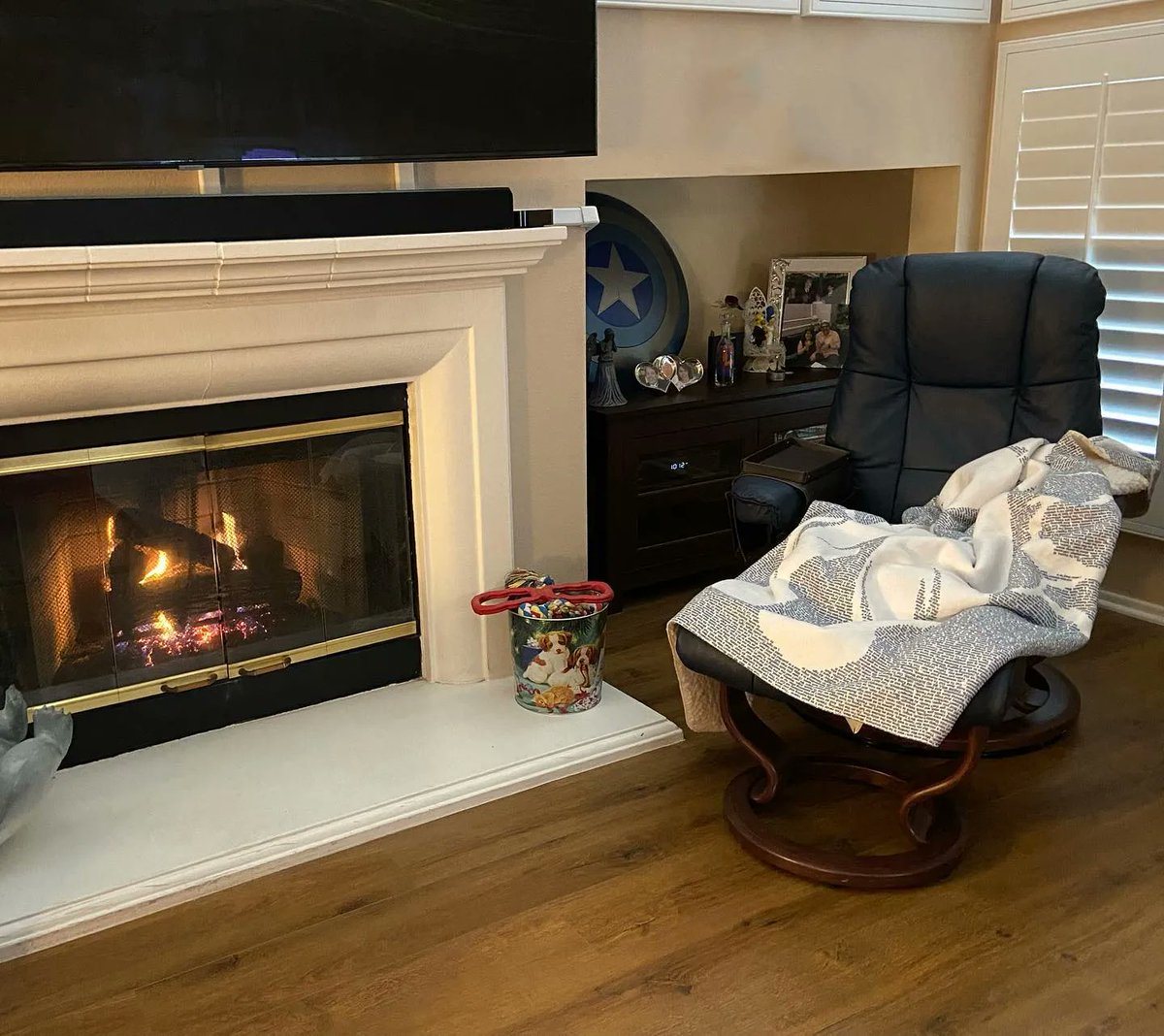 florinda_3rs's tweet image. #2022 3/28/2022 .. I have the day off on a chilly, rainy Monday and the perfect place to spend it. Some reading, some writing, some dozing…that’s today’s agenda. .. #yearinpictures #homesweethome #bythefire #rainydaysandmondays buff.ly/35nwSP6