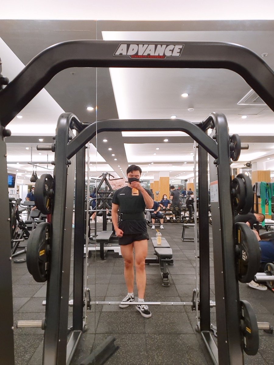 QWERT02599237's tweet photo. 제주도 출장온 직장인 헬린이가 헬스장 일일 회원권 끊어서 헬창 티 내기 https://t.co/wFMpsdvcZv