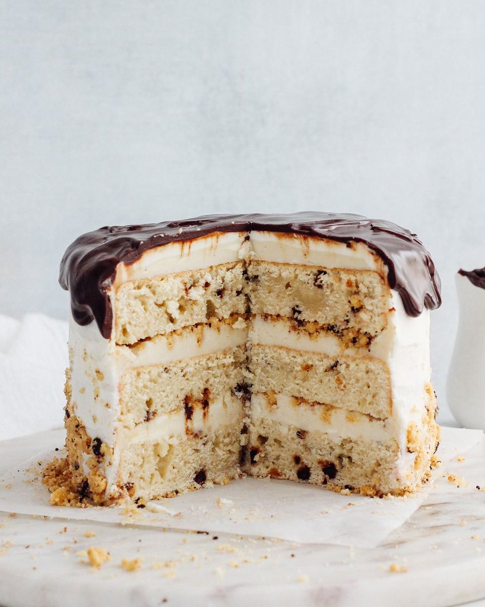 highkeysnacks's tweet photo. 𝘾𝙃𝙊𝘾𝙊𝙇𝘼𝙏𝙀 𝘾𝙃𝙄𝙋 𝘾𝙊𝙊𝙆𝙄𝙀 𝘾𝙍𝙐𝙈𝘽𝙇𝙀 𝘾𝘼𝙆𝙀 🤯

The only cake I'm ever requesting for my bday 🙏
📸 @katalysthealth

#HighKeySnacks #HighKeyHacks #cake https://t.co/gGYBrwkgCn