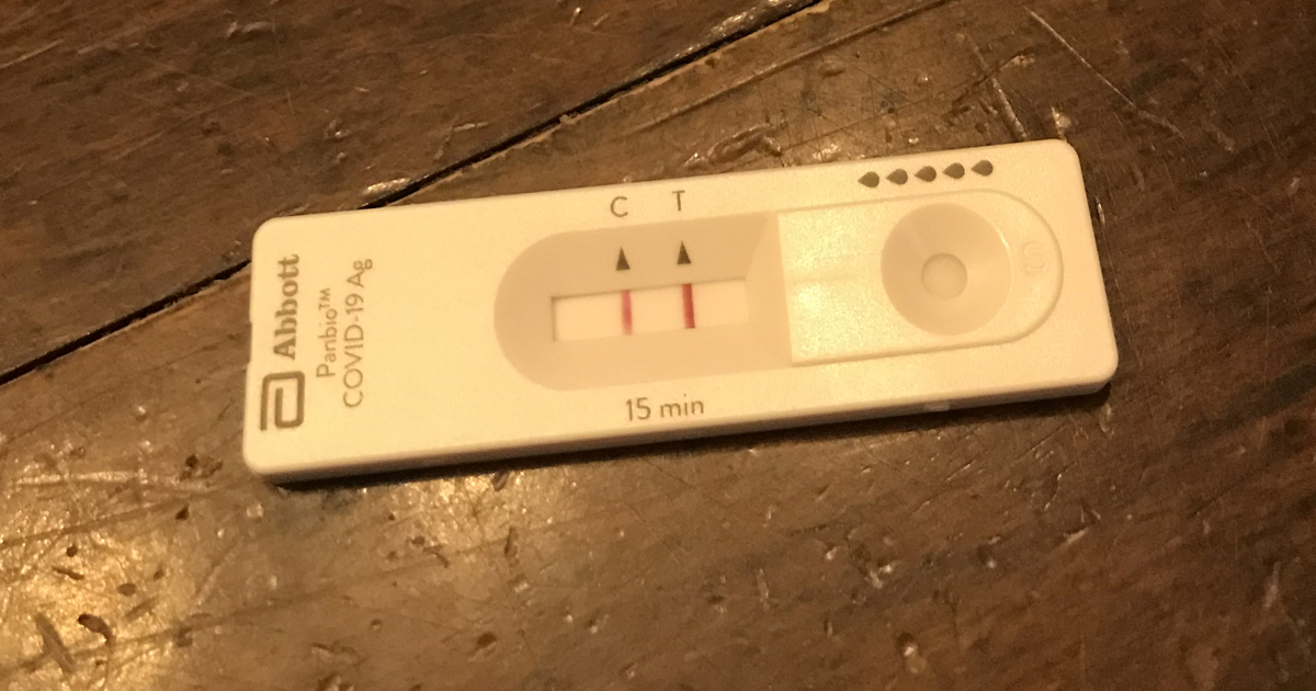 SaskHealth's tweet photo. You've tested positive for COVID-19... now what?
1. Stay home ➡️ self-isolation is still highly recommended.
2. Call Healthline 811 for advice if needed.
3. Follow these self-care tips: https://t.co/x3jttccNAQ
4. Seek medical help if breathing becomes difficult. https://t.co/HQ85SN7RYK