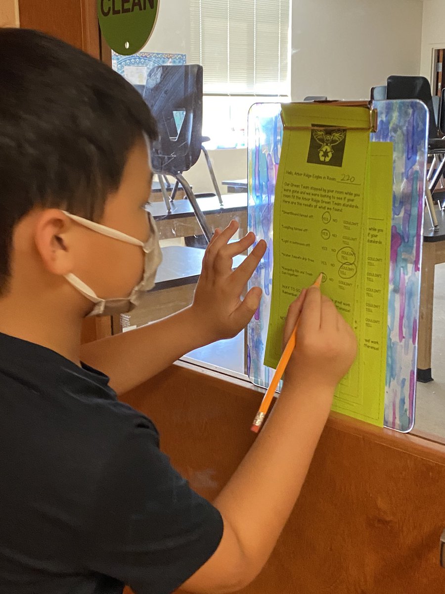 Ferguson_OCPS's tweet photo. Club SERVE members give energy and water feedback to empty classrooms, teachers share the feedback with students, and we all learn to conserve! @arborridgek8 @OCPSGreen @OCPSnews #TurnOffTheLights #StoptheDrip #Conservation https://t.co/wEenYW9Si1