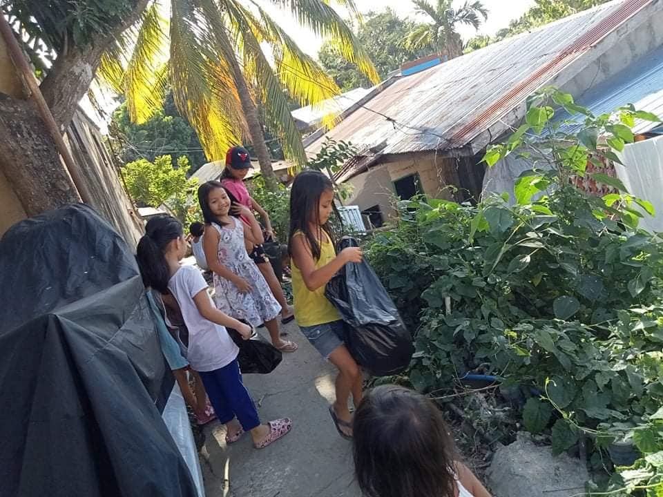 gohumanityworld's tweet photo. More pics from #FoodSecurityProject team Humanist Alliance Philippines International, showing their kids’ clean-up drive, where 60 children learned how to pick up plastics and other garbage in their communities (and fed sandwiches afterward). #HumanismAtWork https://t.co/qinndqkfw9