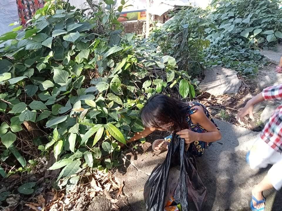 gohumanityworld's tweet photo. More pics from #FoodSecurityProject team Humanist Alliance Philippines International, showing their kids’ clean-up drive, where 60 children learned how to pick up plastics and other garbage in their communities (and fed sandwiches afterward). #HumanismAtWork https://t.co/qinndqkfw9