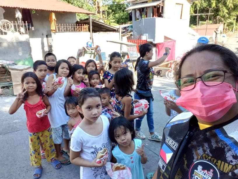 gohumanityworld's tweet photo. More pics from #FoodSecurityProject team Humanist Alliance Philippines International, showing their kids’ clean-up drive, where 60 children learned how to pick up plastics and other garbage in their communities (and fed sandwiches afterward). #HumanismAtWork https://t.co/qinndqkfw9