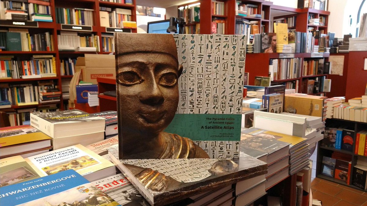 KarolinumBooks's tweet photo. Hlavním cílem této publikace je vůbec poprvé nabídnout ucelenou a detailní vědeckou interpretaci všech pyramidových polí Staré a Střední říše starověkého Egypta (3. a 1. polovina 2. tis. př. Kr.).
#egypt #egyptologie #pyramidy #karolinum #starovekyegypt #ancientegypt #pyramid https://t.co/RKLtngJsMY