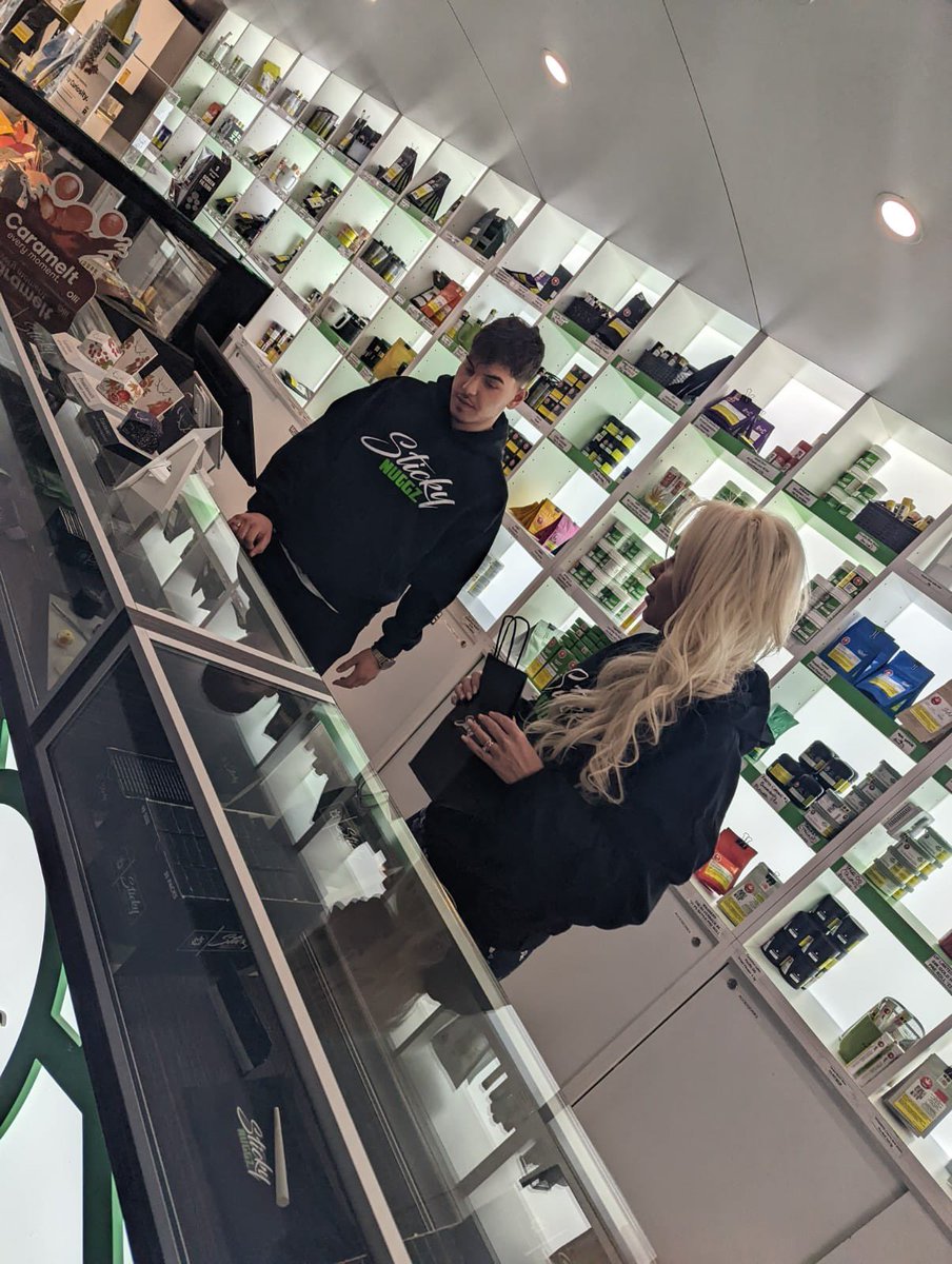 JacquiChilds's tweet image. For the most part I believe great weed can sell itself.
With product knowledge and brand awareness Budtenders are steering our industry and creating communities. 
Budtenders help create brand loyalty. 
We need to better support the real industry leaders

#lookforthehelpers
