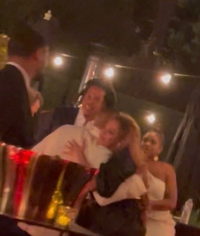B7Album's tweet photo. Beyoncé hugging Jada Pinkett Smith at the Gold Party last night #Oscars https://t.co/Lw3yT7NHx8