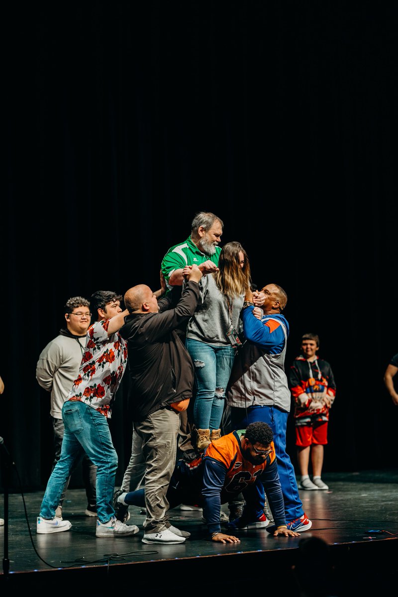 VBSDPointers's tweet photo. VBSD students learned the importance of P.U.S.H. (Persevere Until Success Happens) from nationally-renowned speaker & former NFL player, Keith Davis today. Davis is touring the District this week sharing his message about anti-bullying & overcoming obstacles. #POINTOutKindness https://t.co/iBFV7y8bFJ