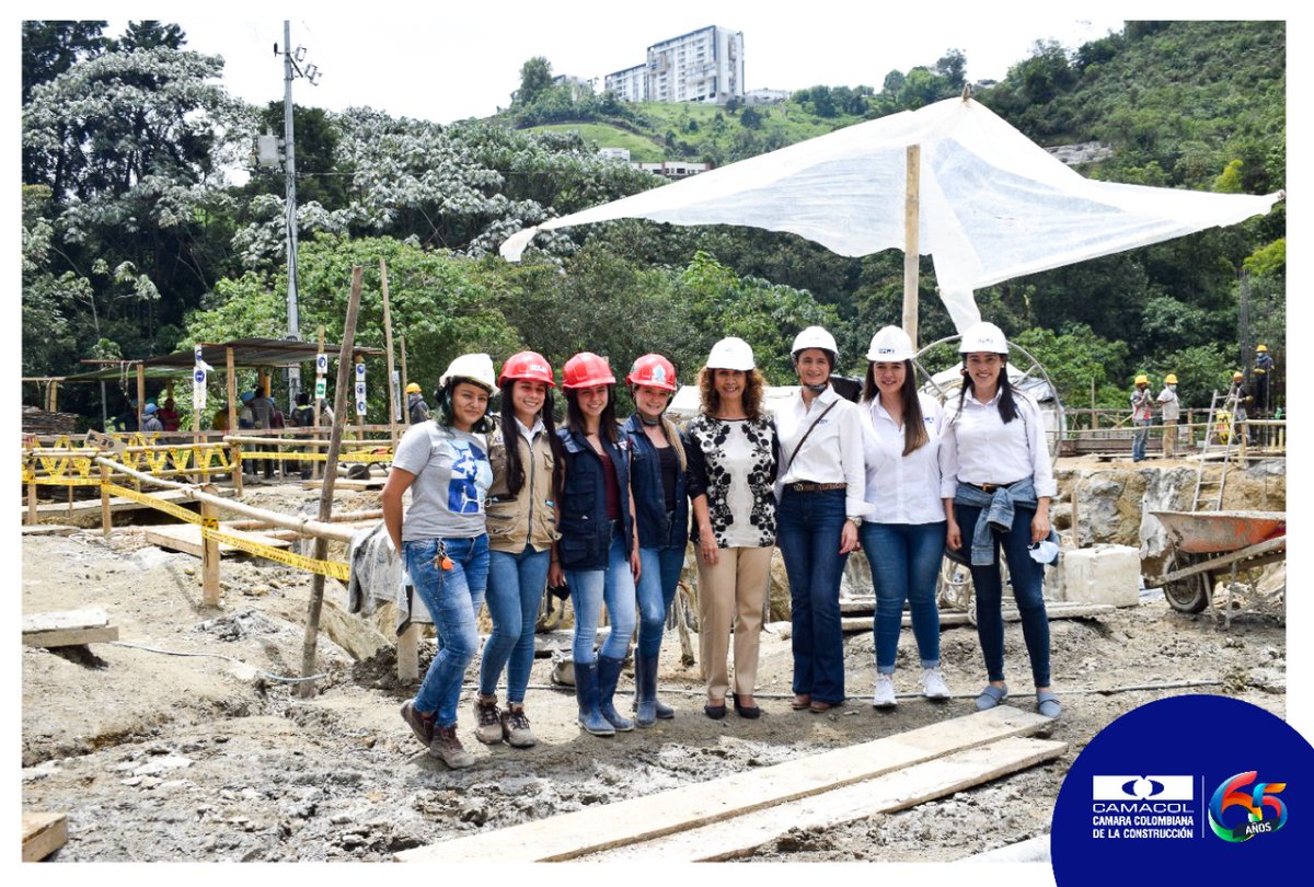 SandraForeroR1's tweet photo. #65AñosConstruyendoSueños | En nuestra visita a Amarello de @CFCyA en Manizales conversamos con los trabajadores de nuestro sector sobre su valioso e importante rol en la sociedad.

🏡 ¡La construcción de vivienda genera empleo, bienestar y avance social!

#ConstruimosALaPar https://t.co/9qNuuSIQ5p
