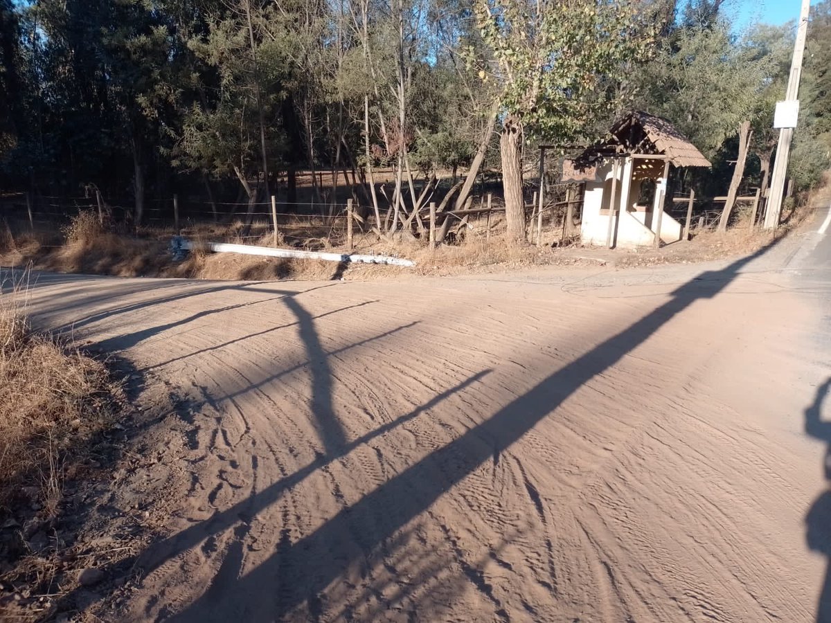RoPerezvar's tweet photo. @CGE_Clientes poste derribado en ruta K-415 , sector el Llano, Pelarco https://t.co/WkwJe6SrHE