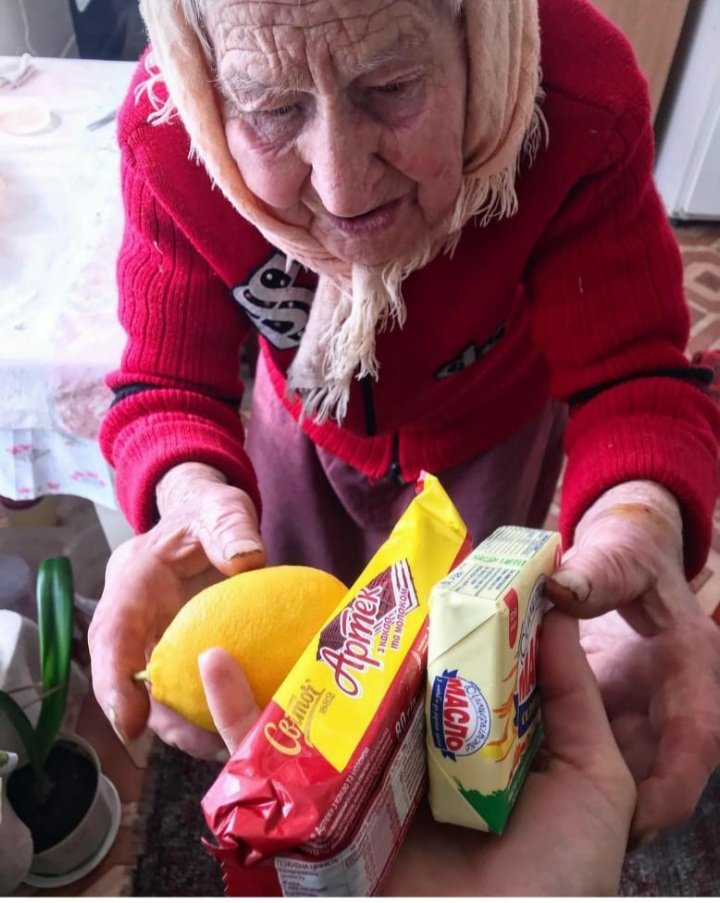 Bizler kurtulduk bir şekilde ama aklımız her zaman geride kalanlarda.   1 paket yağ, 1 limon ve 1 bisküvi bu fotoğraf çok şey anlatıyor. Umarım bu savaş en kısa zamanda son bulur. ALLAH geride kalanların yardımcısı olsun.