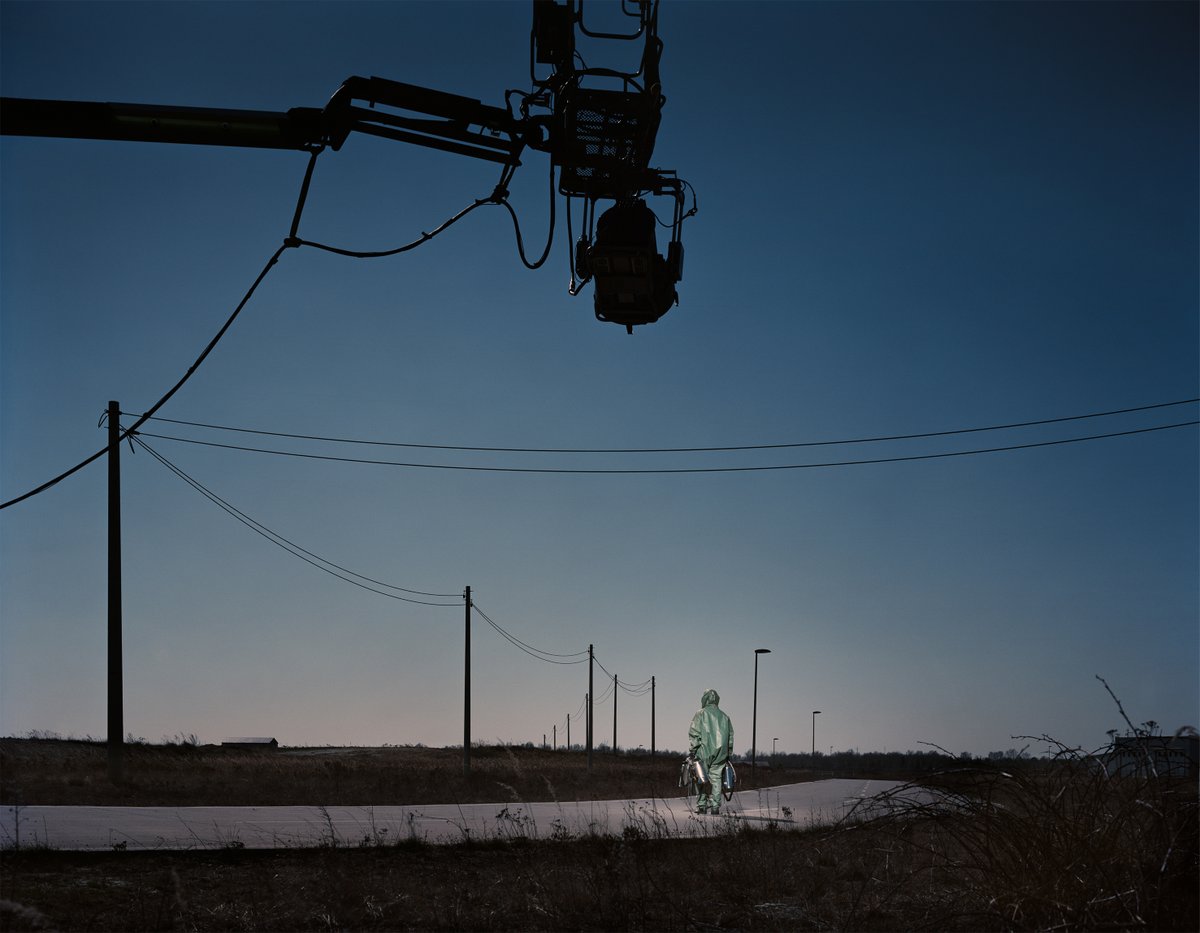 the_article_'s tweet photo. (1/2) Neuer Artikel online! Paula Günther widmet sich der Ausstellung „Andreas Mühe. Stories of Conflict“, die noch bis zum 19.06.22 im @staedelmuseum zu sehen ist. Dürfen wir der Fotografie jede #Realität abkaufen?  Mehr unter: https://t.co/Bd1IijoxUA #thearticle #andreasmuehe https://t.co/Z0hp4nHmO7