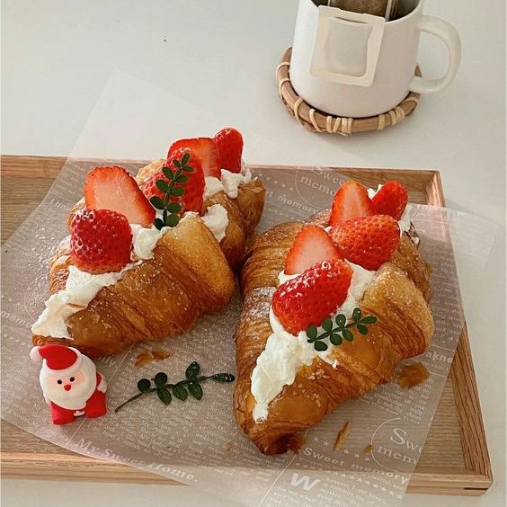 daily_dolce's tweet photo. Strawberry croissants https://t.co/sBupAg07TZ