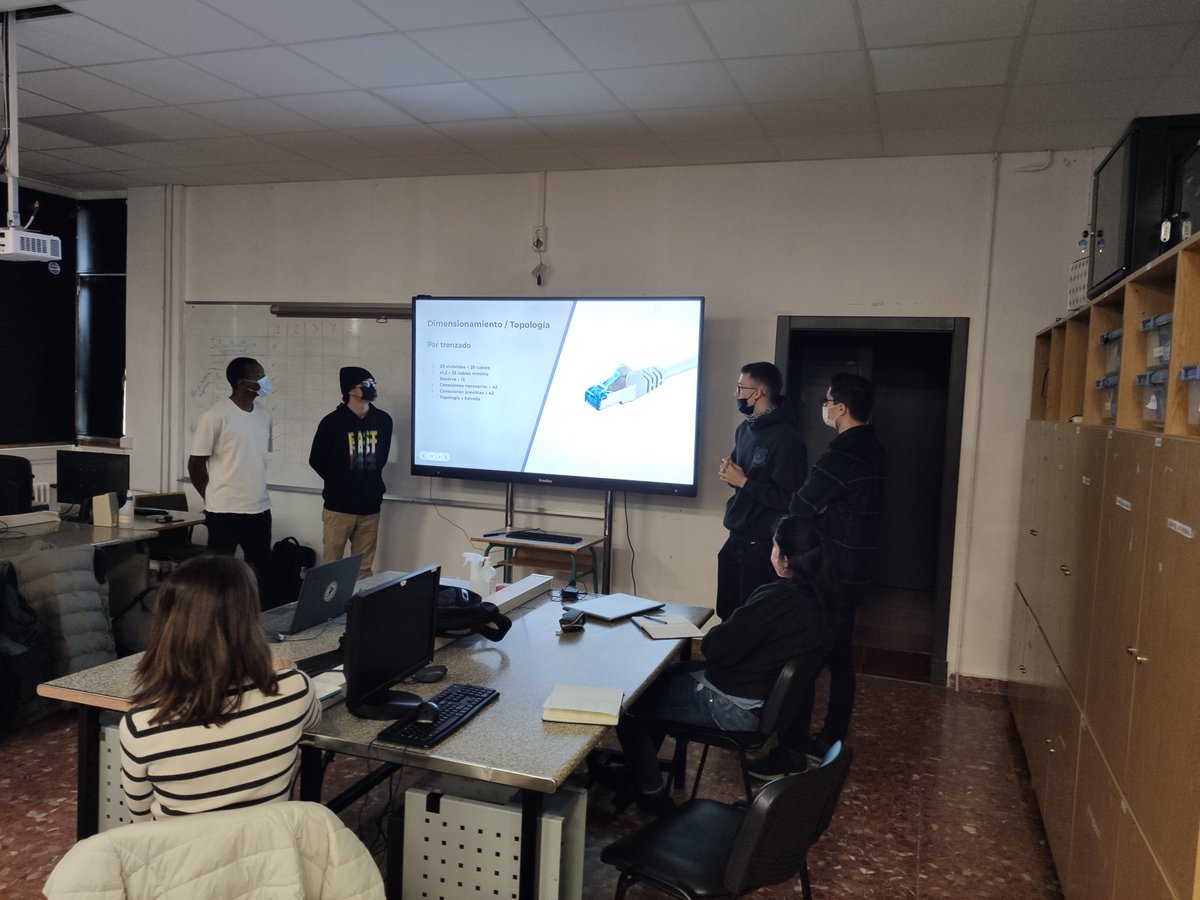 SErronkak's tweet photo. Alumnos de #1ST3 inmersos en la recta final del #reto donde vemos la infraestructura común de telecomunicaciones. Hechas las presentaciones, dando los últimos retoques al montaje en la zona de ejecución. Gran trabajo de equipo el de nuestros alumnos. @electrobidasoa @fpbidasoa https://t.co/kKWgiNvVJF