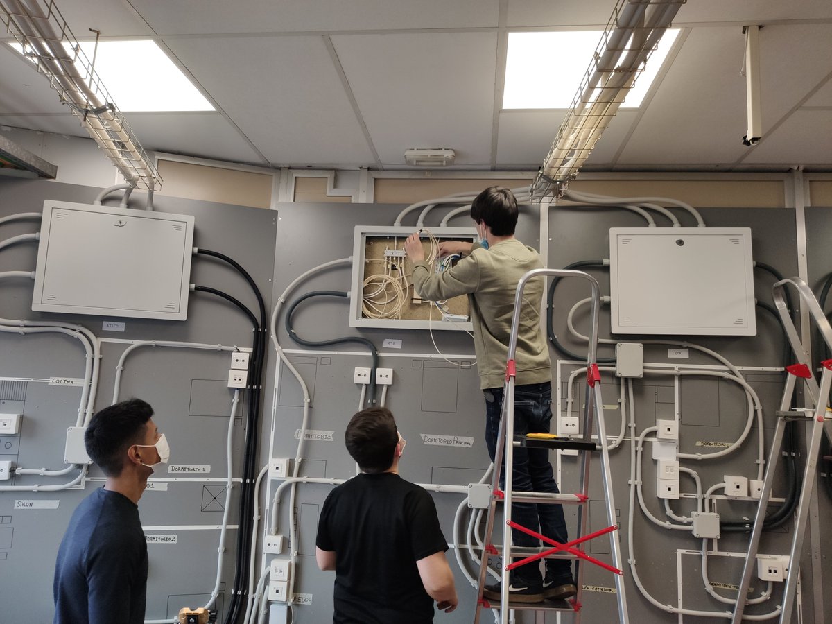 SErronkak's tweet photo. Alumnos de #1ST3 inmersos en la recta final del #reto donde vemos la infraestructura común de telecomunicaciones. Hechas las presentaciones, dando los últimos retoques al montaje en la zona de ejecución. Gran trabajo de equipo el de nuestros alumnos. @electrobidasoa @fpbidasoa https://t.co/kKWgiNvVJF