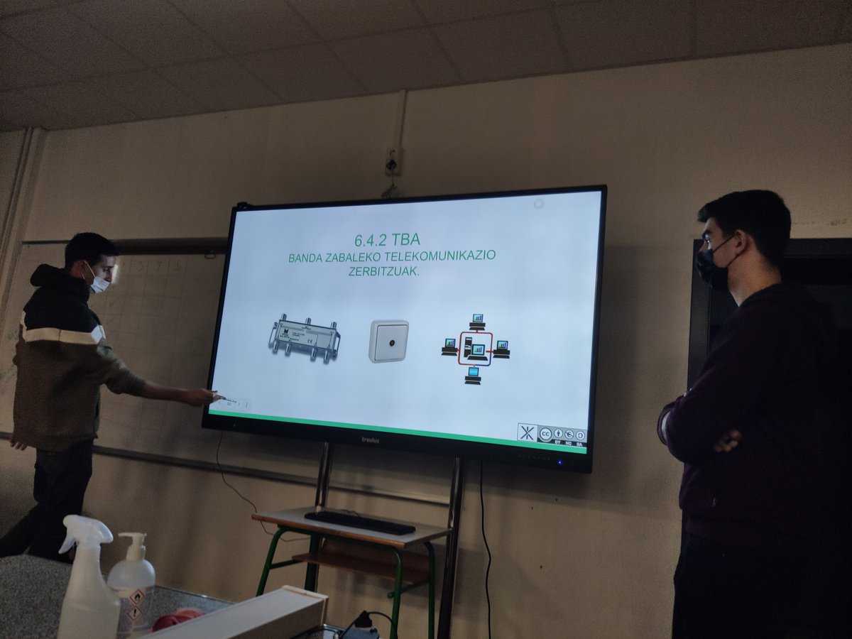 SErronkak's tweet photo. Alumnos de #1ST3 inmersos en la recta final del #reto donde vemos la infraestructura común de telecomunicaciones. Hechas las presentaciones, dando los últimos retoques al montaje en la zona de ejecución. Gran trabajo de equipo el de nuestros alumnos. @electrobidasoa @fpbidasoa https://t.co/kKWgiNvVJF