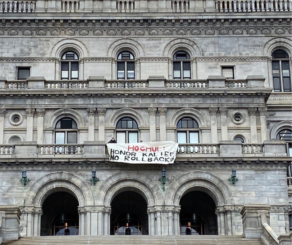 AkeemBrowderNYC's tweet photo. Activists dropped a banner on the NY Capitol Building to say honor my brother. Honor Kalief. Reject @GovKathyHochul’s mass jailing plan. Invest in real safety for my family and yours. https://t.co/L5Zfp0iNdM