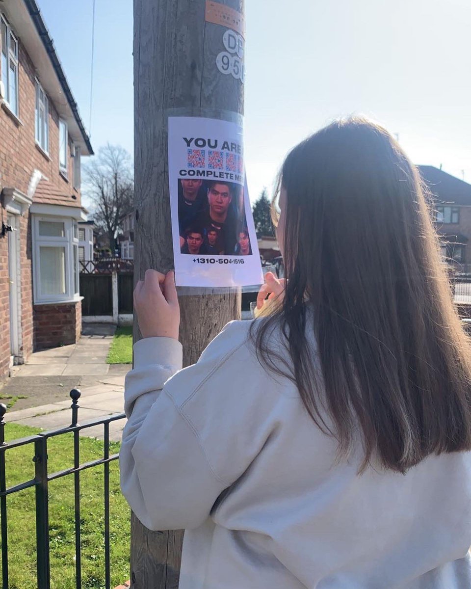 leighx28's tweet photo. Me and my mum putting up promo posters for #COMPLETEMESS 🤍 @5SOS #5SOS @Ashton5SOS @Calum5SOS @Michael5SOS @Luke5SOS https://t.co/7AvbEZ2uhE
