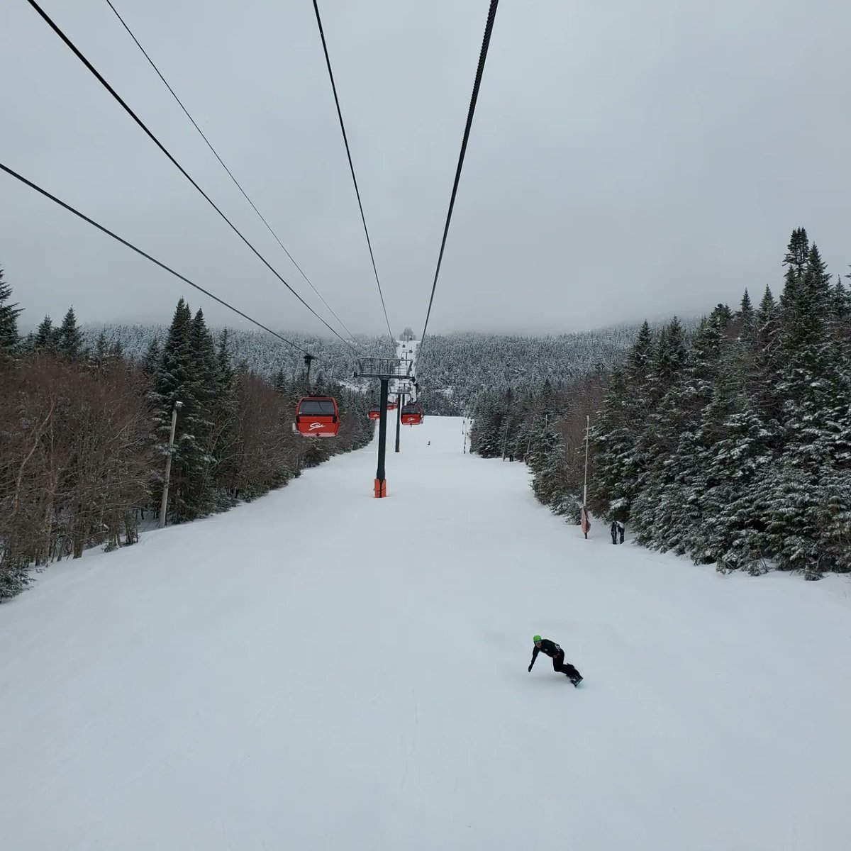 gostowe's tweet photo. It may be spring but winter returned this weekend with 10" of snow on #MtMansfield! Great turnout for @StoweMtResort's 85th anniversary celebration with @VTSkiMuseum. ⛷️🏂🏽❄️ #springintostowe #gostowe #stowevt #vt #thisisvt #skivt #ridevt #springskiing #snowinstowe #stowescenes https://t.co/AmqMLdYmjk