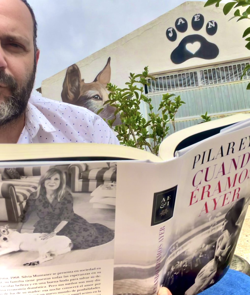 huelladejaen's tweet photo. Cuando éramos ayer…
Lo tenía que tener y lo tengo; el domingo me falto tiempo y me enganchó, Silvia…
Y aquí me la he traído a esta gran mansión!!! 
Aprovecho el momento para felicitar a @pilareyre y Fender por estar siempre dándoles voz… a todos ell🐾s
Amigos haceros con él…. https://t.co/bPySFEvy0n