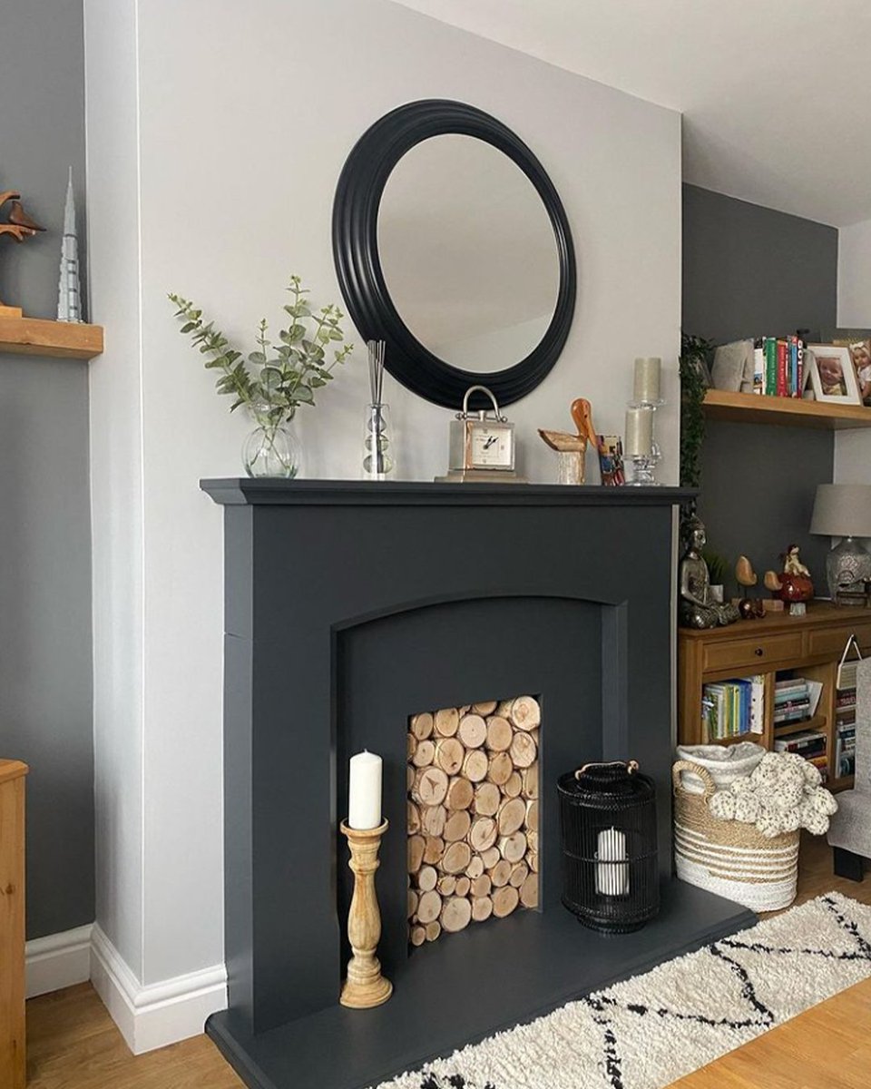 Tikkurila_UK's tweet photo. Contemporary black – the perfect shade to give your fireplace a facelift 🖤
This show-stopping look was achieved by @mattwillisinteriors using Tikkurila paints:
Adhesive Primer - Otex Akva
Topcoat - Helmi 10
#tikkurilauk #fireplacedecor #blackfireplace #firesurround https://t.co/kkaOVolwyi