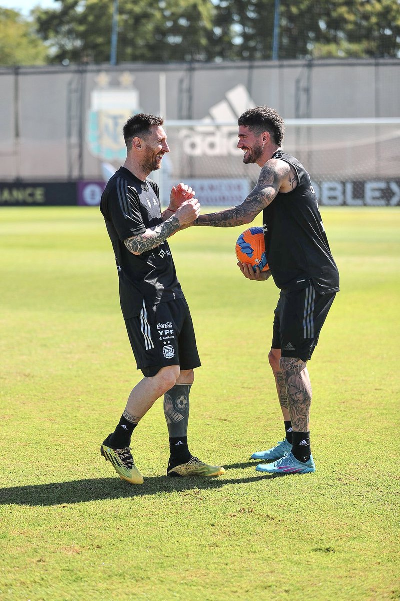 Lm10Messista's tweet image. Una amistad como la de Messi y De Paul.