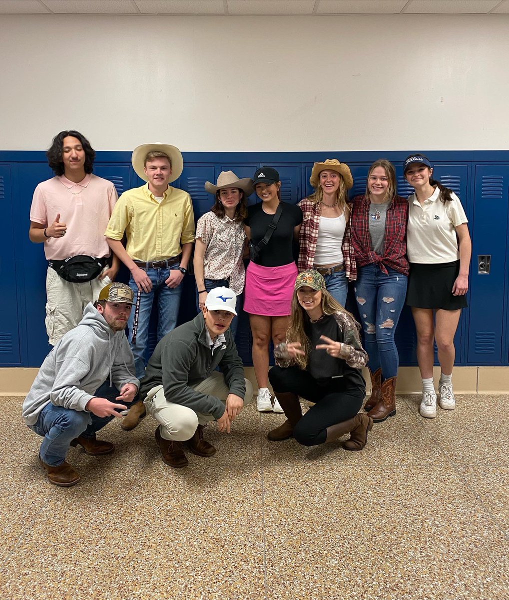 YHS_2024's tweet photo. Spring Spirit Week day 1!! Country vs. Country Club🤠🏌️‍♀️🎾 #2024 https://t.co/qKTBUveq8k
