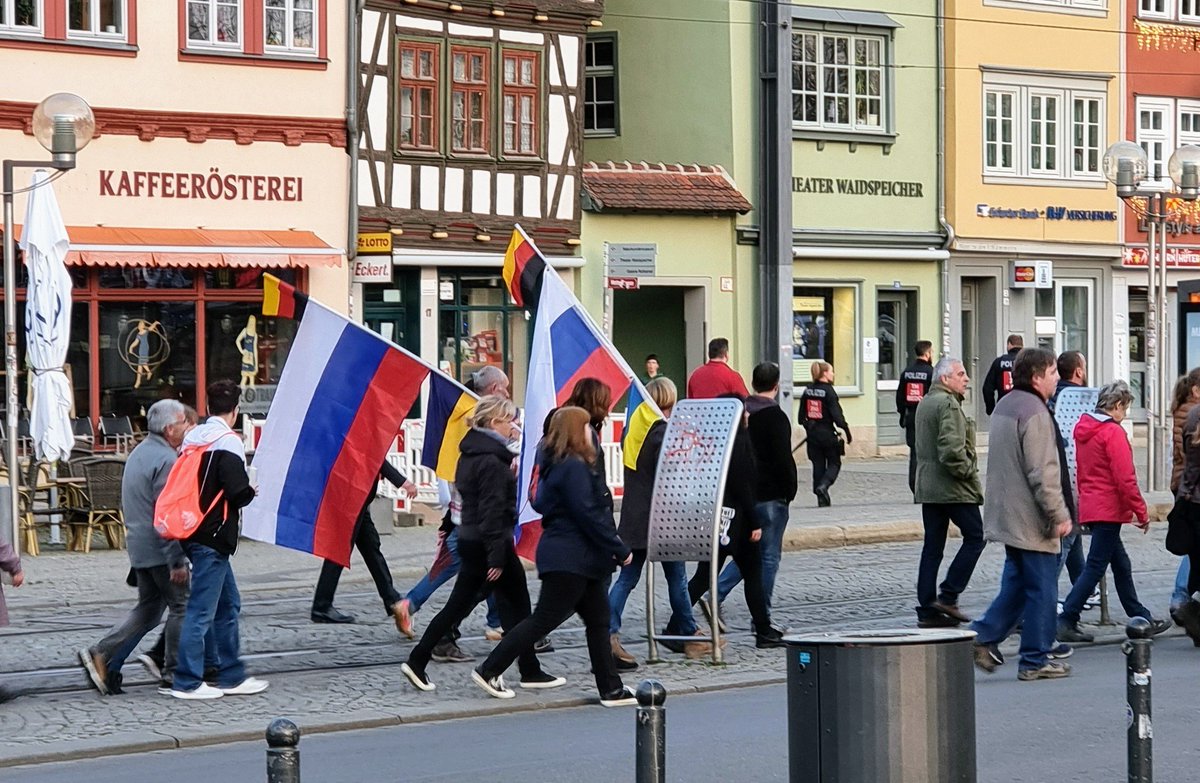 Martin_Debes's tweet photo. Impfgegnermontagsdemoquizfrage: Welche Flagge ist hier, nun ja, etwas dominanter? https://t.co/bYDrfPjHcC