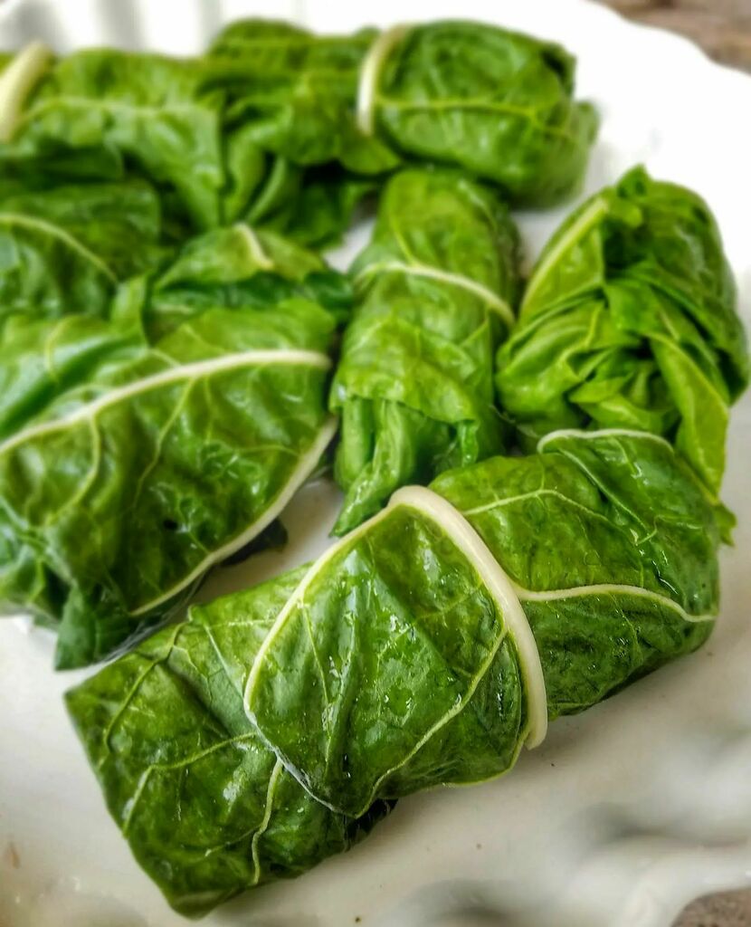 nadasto's tweet photo. Comme des sarmas de Turquie, je roule des feuilles de blettes (que l'on trouve partout en ce moment) en les garnissant de riz, de raisins secs, de pignons, d'oignon, d'épices, de menthe... Recette en ligne 🎉 À faire dans tous les ménages ça 
#sarmas … https://t.co/FdvDke2Ni3 https://t.co/byXG5xx31H