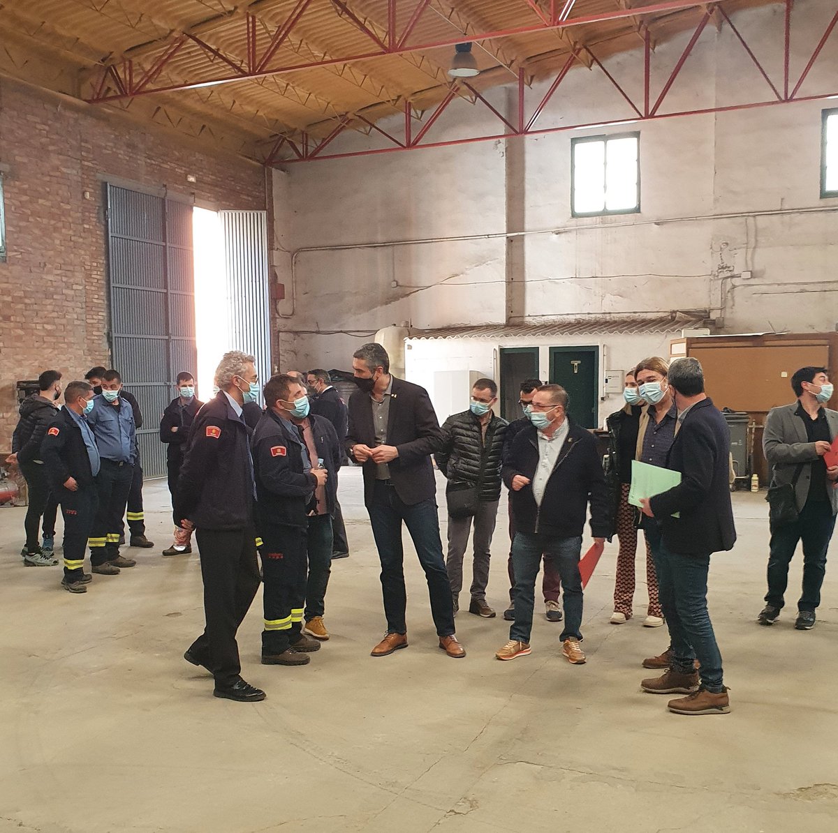 govlleida's tweet photo. El @delegat @bernatsole i l’alcalde de #Seròs @JosepRomia han presentat l’acord entre @interiorcat @bomberscat i l’#AjuntamentSeròs per a l’habilitació i ús d’un espai municipal provisional per al parc de bombers voluntaris, que estarà enllestit d’aquí a dos mesos. https://t.co/j078znduhg