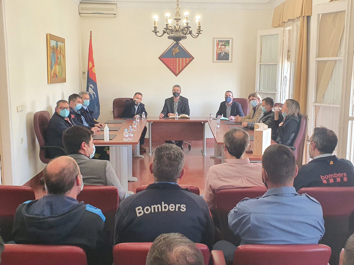 govlleida's tweet photo. El @delegat @bernatsole i l’alcalde de #Seròs @JosepRomia han presentat l’acord entre @interiorcat @bomberscat i l’#AjuntamentSeròs per a l’habilitació i ús d’un espai municipal provisional per al parc de bombers voluntaris, que estarà enllestit d’aquí a dos mesos. https://t.co/j078znduhg