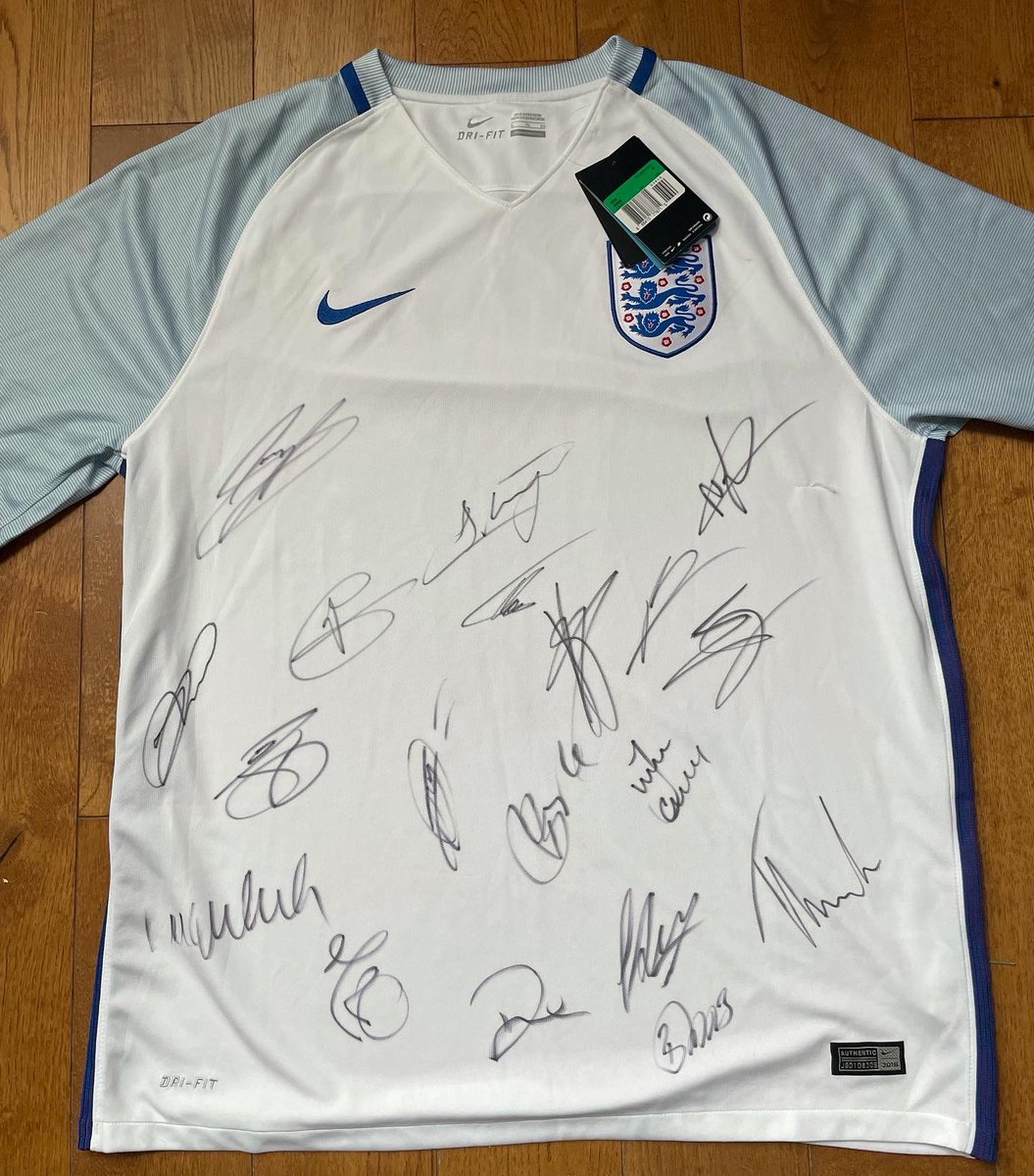 FightRoccos's tweet photo. We have a couple of prizes up for grabs in a #raffleforrocco

A signed 2017 England shirt including a certificate of authenticity. Also a snooker cue which has been personally signed by Steve Davis

The raffle will be drawn on 17th April and the winner gets both prizes (1/2) https://t.co/VmWSXynFyT