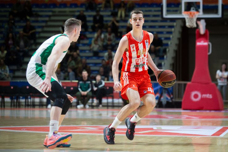 LjubomirovicM's tweet photo. Talentovani #Nikola #Topić (17 godina) debitovao je večeras za prvi tim Crvene zvezde na meču protiv Krke i za 16 minuta u igri zabeležio je 4 poena, 5 asistencija i 2 skoka.
Sve to sa tribina Pionira posmatrao je njegov otac i legenda kluba - #Milenko Topić.
#kkcz #ABALiga https://t.co/IFwdMV1iLd