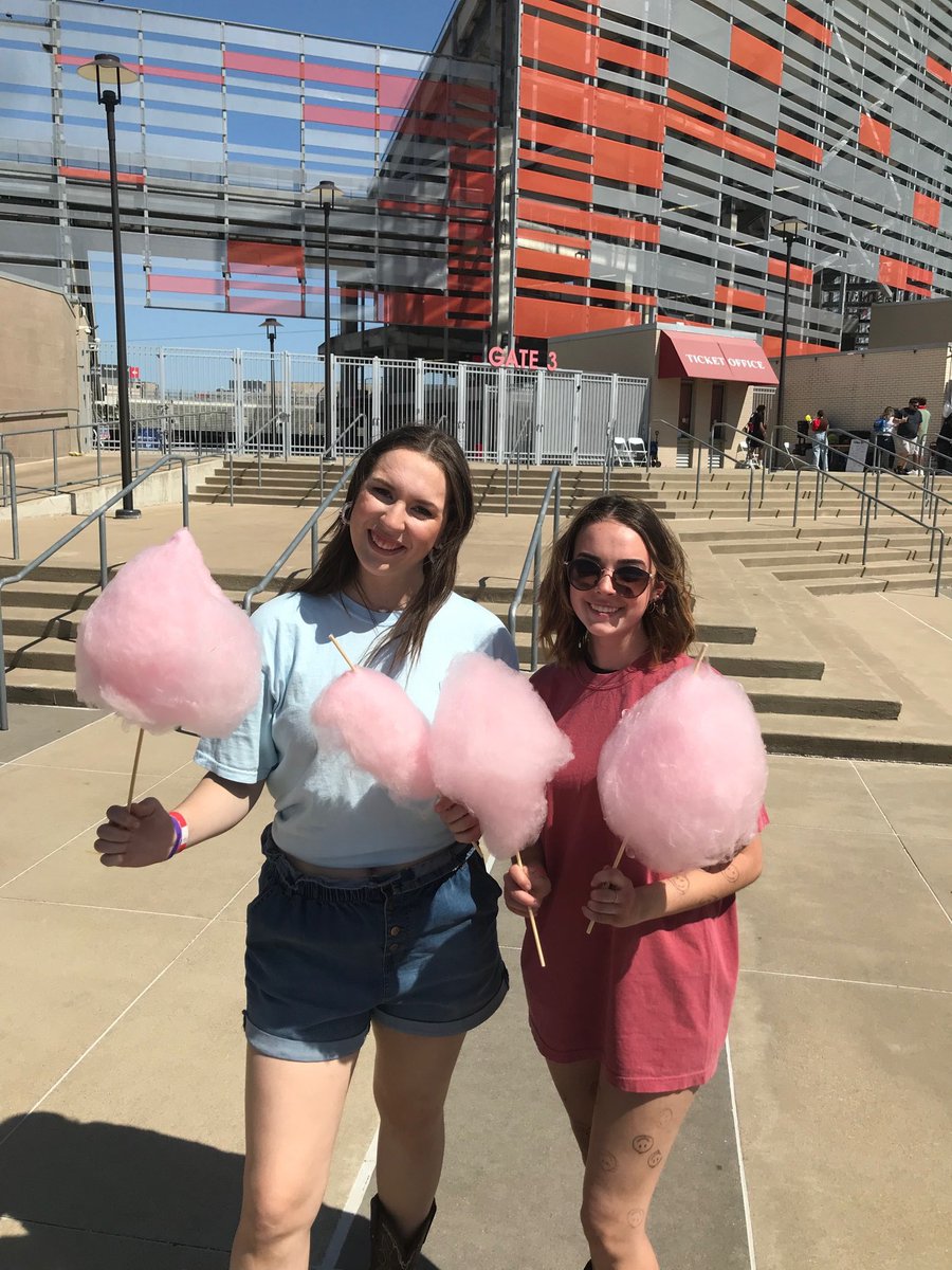 23emmashaw's tweet photo. Fiesta Day 3 was an experience! It was a super hot day but me and my friends had so much fun! Eating cotton candy, watching T-Pain, and playing with puppies was the highlight of the day! Fiesta was def a core memory that I will cherish forever! #uh #fiesta https://t.co/lzoNVUfTTN