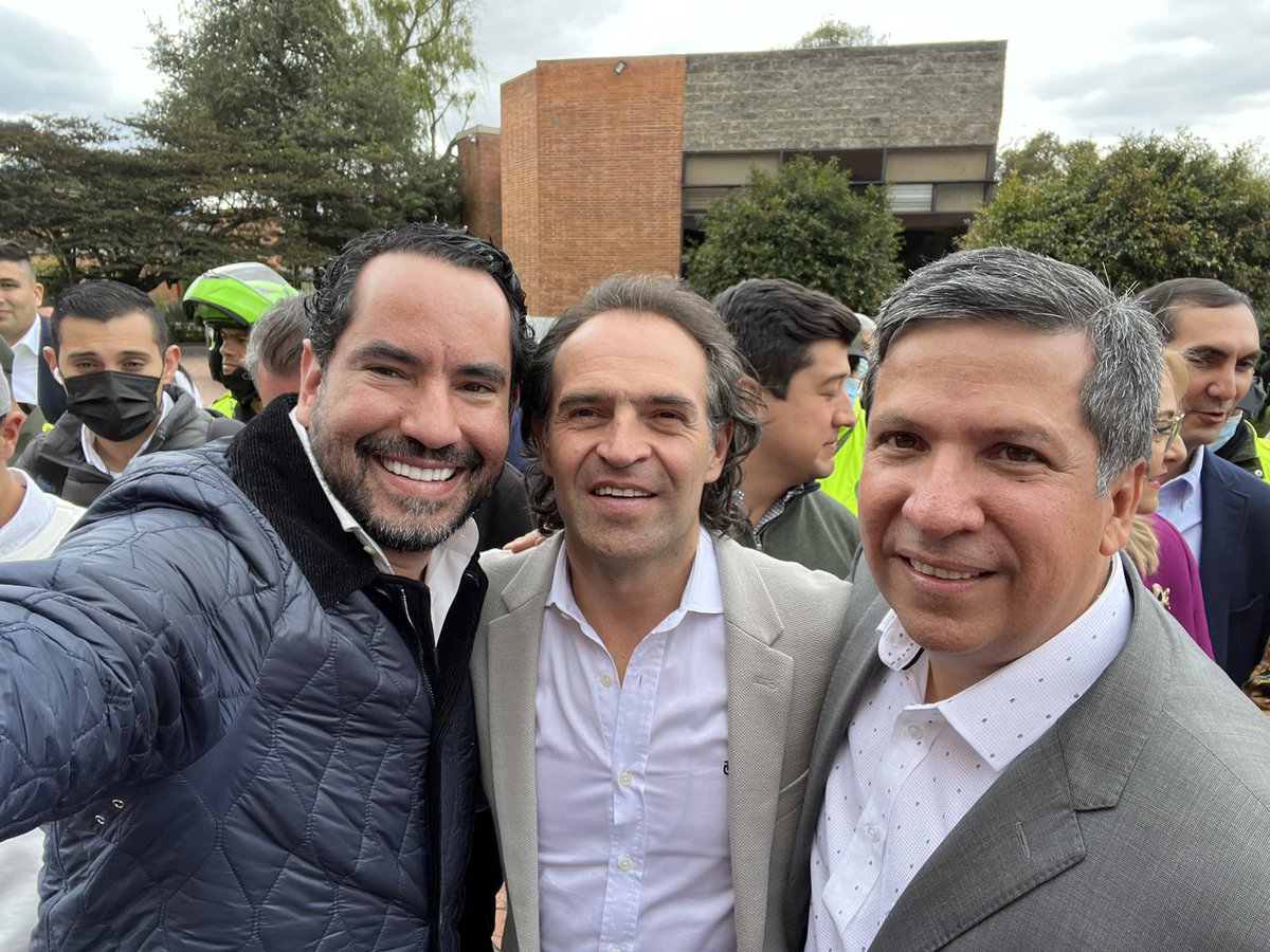 RolandoGonGa's tweet photo. Vamos a sumar y salir adelante como país. El odio y la división de clases se la dejamos a quienes mienten constantemente. Nosotros vamos a ganar y a demostrar lo q es un país incluyente. Adelante @FicoGutierrez @Rodrigo_LaraS. En #Bogotá estamos listos para ganar. https://t.co/vmOtYEmwB7