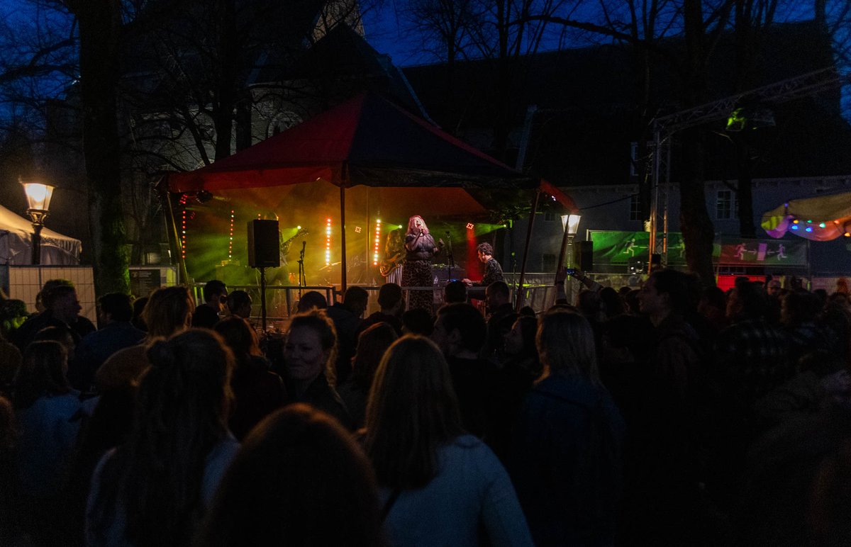 FiveDollarShak3's tweet photo. Janskerkhof was SHAKING zaterdag! Ons eerste optreden, in eigen stad, op een uitverkocht Lentebockfestival.

Meer van dit? Op 21 april presenteren we onze EP '1, 2, 3, 4...' in @HofmanUtrecht. 

📸@Bienesss https://t.co/knMFZ6t8ff