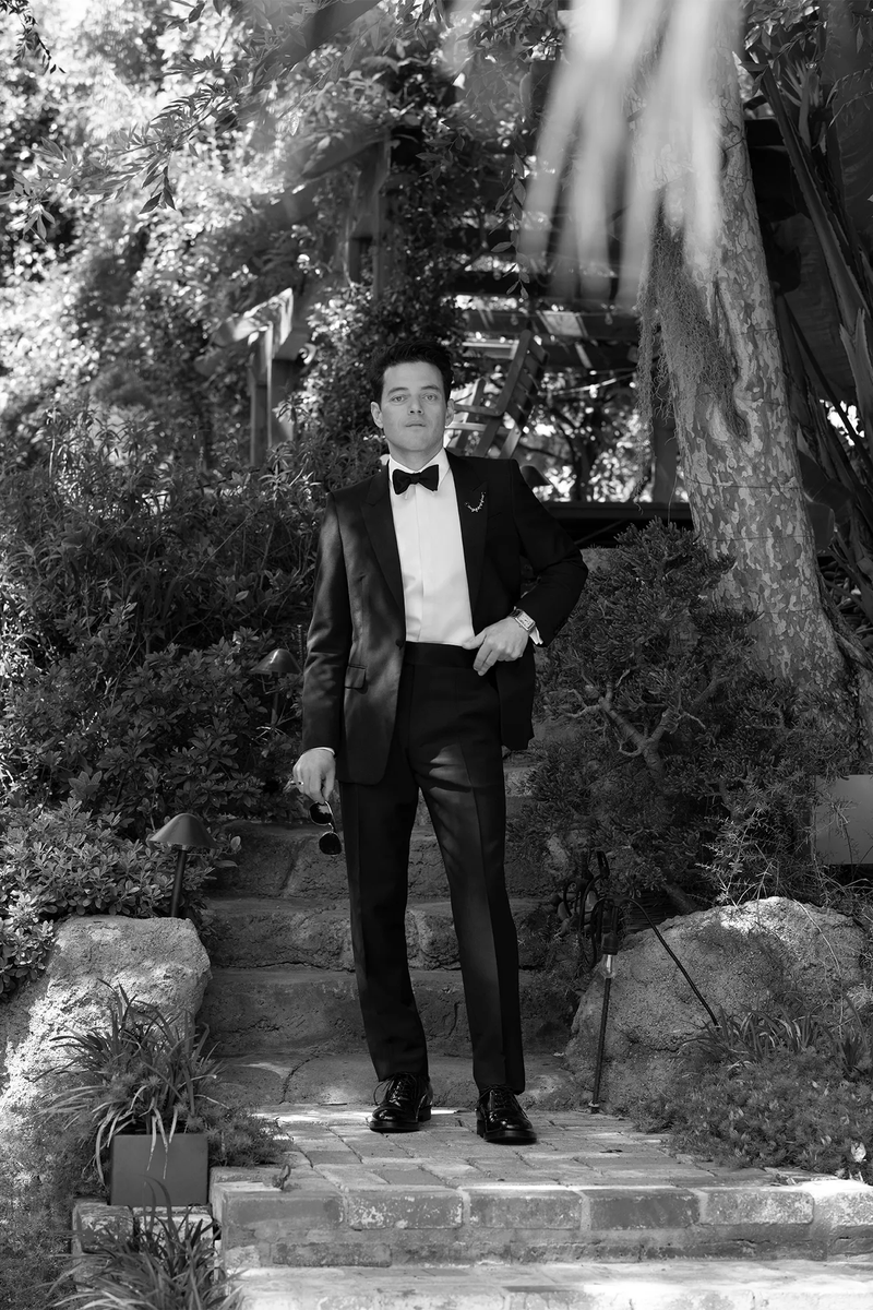 VanityFair's tweet photo. For this year's #Oscars, Rami Malek donned a sleek custom Prada tux and a glittering Cartier lapel pin: "I always aim to go as classic and elegant as possible."

🔗: https://t.co/l62kLDWkOv https://t.co/9Yj2UCHW7T