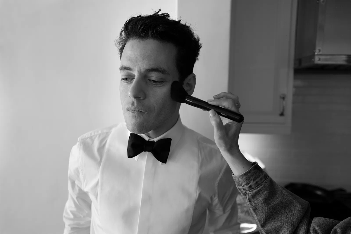 VanityFair's tweet photo. For this year's #Oscars, Rami Malek donned a sleek custom Prada tux and a glittering Cartier lapel pin: "I always aim to go as classic and elegant as possible."

🔗: https://t.co/l62kLDWkOv https://t.co/9Yj2UCHW7T
