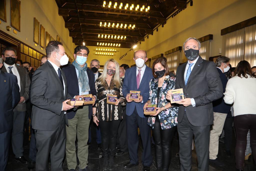 Hoy, en la presentación de la <a href="/ssantazaragoza/">Junta Coordinadora de Cofradías Zaragoza</a>, la gastronomía, más presente que nunca🍽. José María Lasheras, de <a href="/HorecaRestauran/">RestaurantesZaragoza</a>, y Antonio Presencio, de Horeca Hoteles Zaragoza y provincia, han entregado <a href="/Jorge_Azcon/">Jorge Azcón</a> y a @sarafernandezcs un detalle especial #GastroPasión😍.