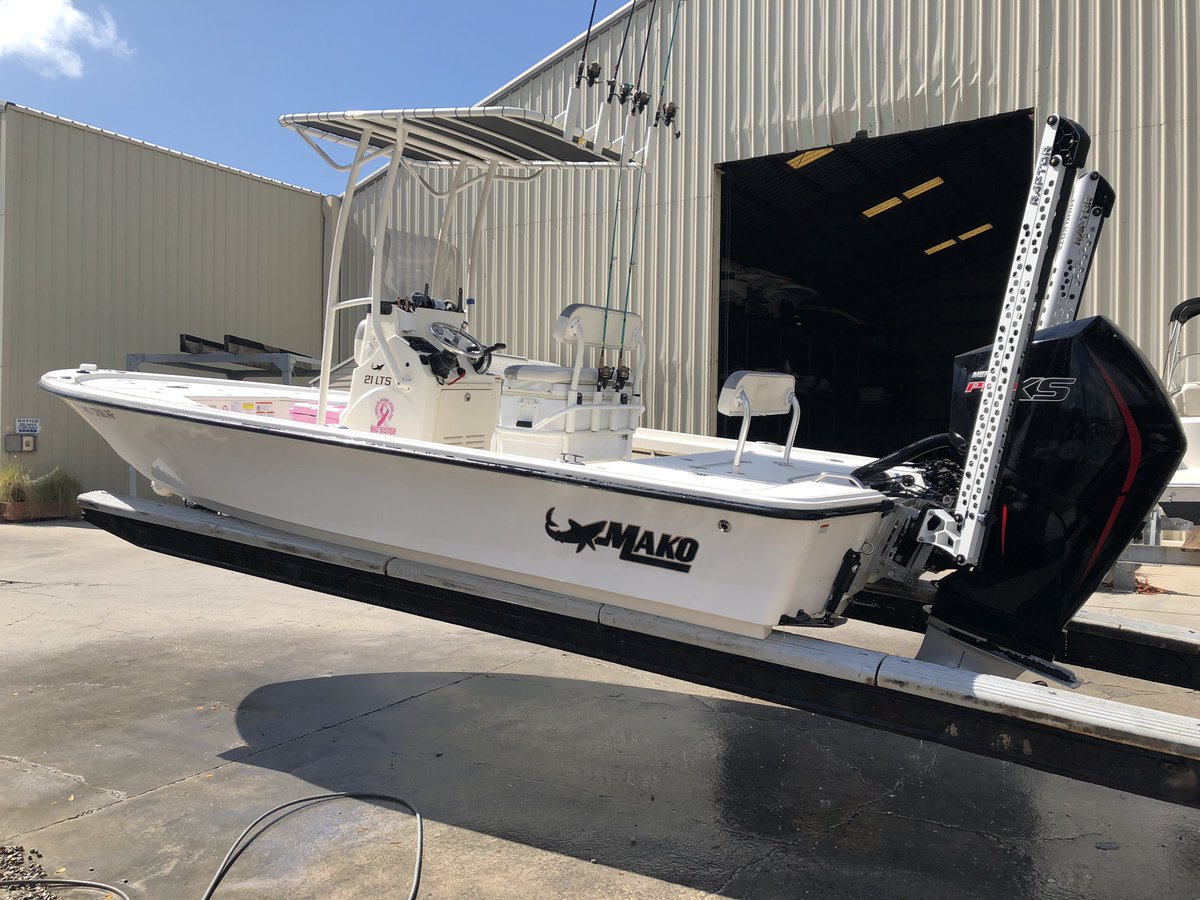 catchingthecure's tweet photo. Time for a wash! Clean boat is a happy boat! @catchingthecure @BassProShops @mercuryproteam @minnkotaraptor @fishtalemarina https://t.co/N8Au4YqQWx