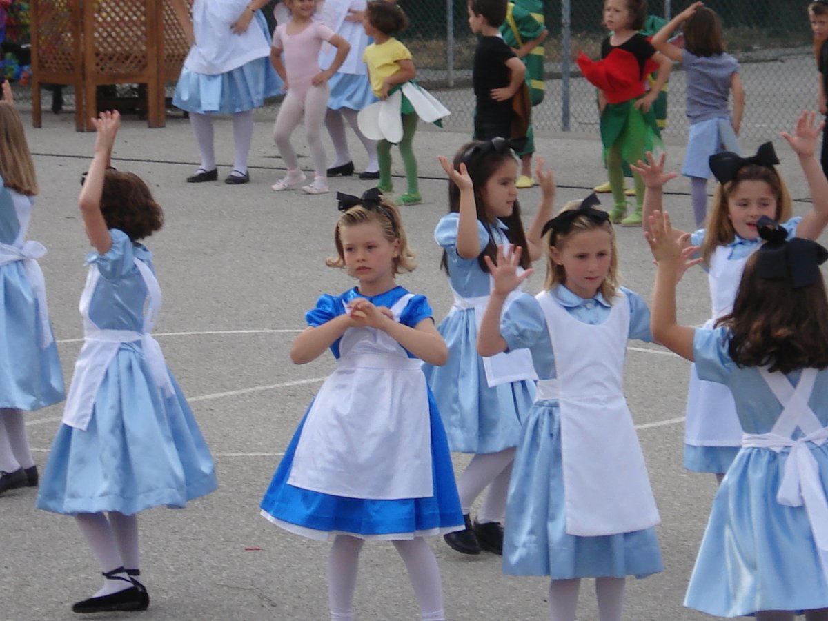 rochigant's tweet photo. #Throwback a 2006 cuando para el baile de fin de curso mi abuela me hizo el mejor traje de Alicia en el país de las maravillas DEL MUNDO (en lugar de dejar que nos cobraran un pastizal las madres del AMPA por hacerlo ellas) y me cayó la bronca a mi por el color del vestido. https://t.co/ECxtyXlK7H