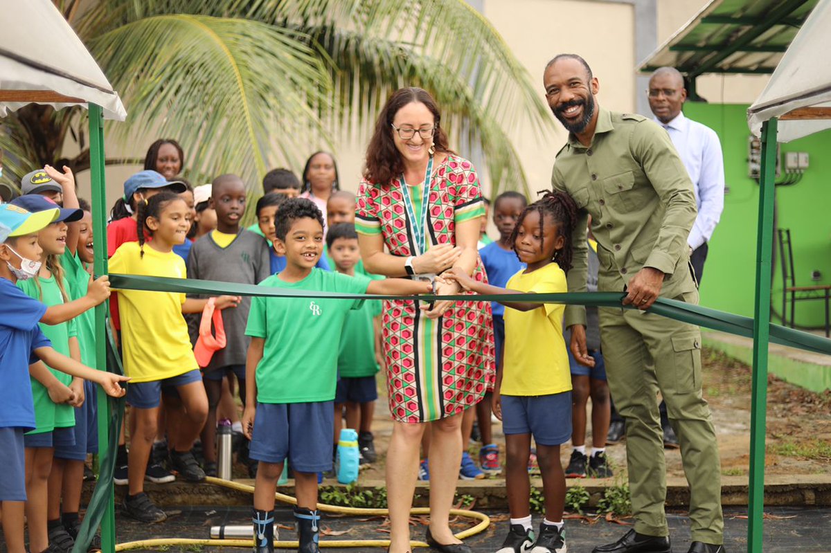 ERV_Gabon's tweet photo. We are delighted to announce that #ERV launched a #greenhouse within our school premises, for the launch of an #agricultural #Eco Project in which all students and the #school community can be involved. Students in Years 1-9 had the opportunity to plant a seed of their choice. https://t.co/wJDEpusVbZ