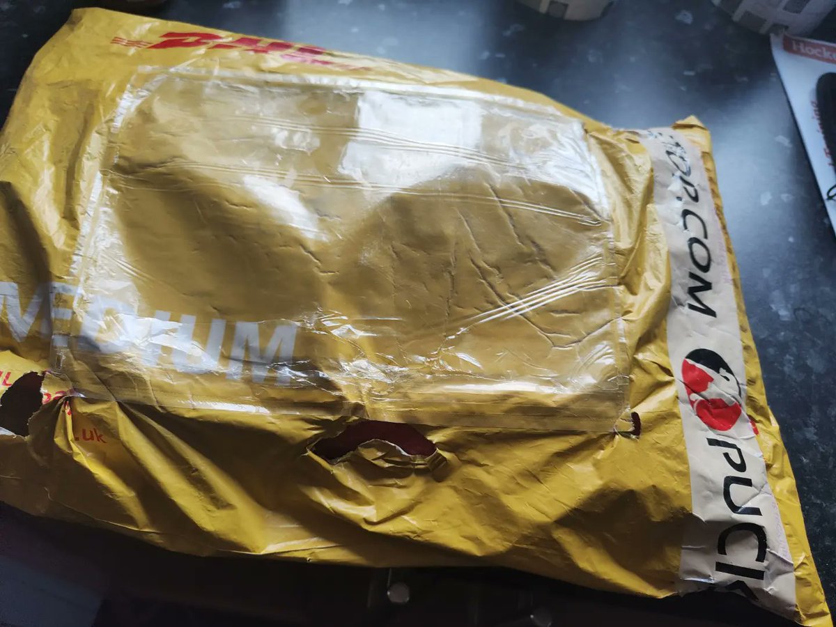 cheshire_fan's tweet photo. Finally after being messed around with by DHL after a week of phone calls & rescheduling I've finally got my package from @PuckStopUK & gotta say the Goalie Lab training Jersey is just beautiful โค๏ธโค๏ธ
#icehockey #hockey #goalie #netminder #puckstop #goalielab #puckstopgoalielab https://t.co/kRBNgiPX7Y