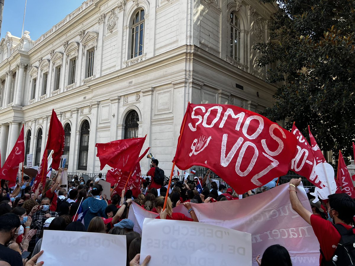 jisamit's tweet photo. Hoy junto a @siemprexlavida en la CC, para rechazar redacción que abre la puerta al aborto libre. 

A seguir trabajando por un país donde las mujeres con embarazos difíciles tengan el apoyo que necesitan y los niños la posibilidad de nacer y tener la mejor vida posible 💪🇨🇱 https://t.co/Y1h62dUXfD