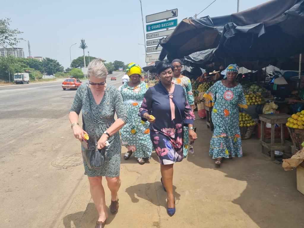 HortifreshWA's tweet photo. Program Mangar of @HortiFresh @sassibeyyeboah and Program Coordinator @IreneKoomen engaging the program's  Peri-Urban women fruit processors (CVFIR) at the Abidjan Port @NLinGhana  @NLinCDI @WUR_WCDI  @SNVGhana https://t.co/FkmXRE7kmI