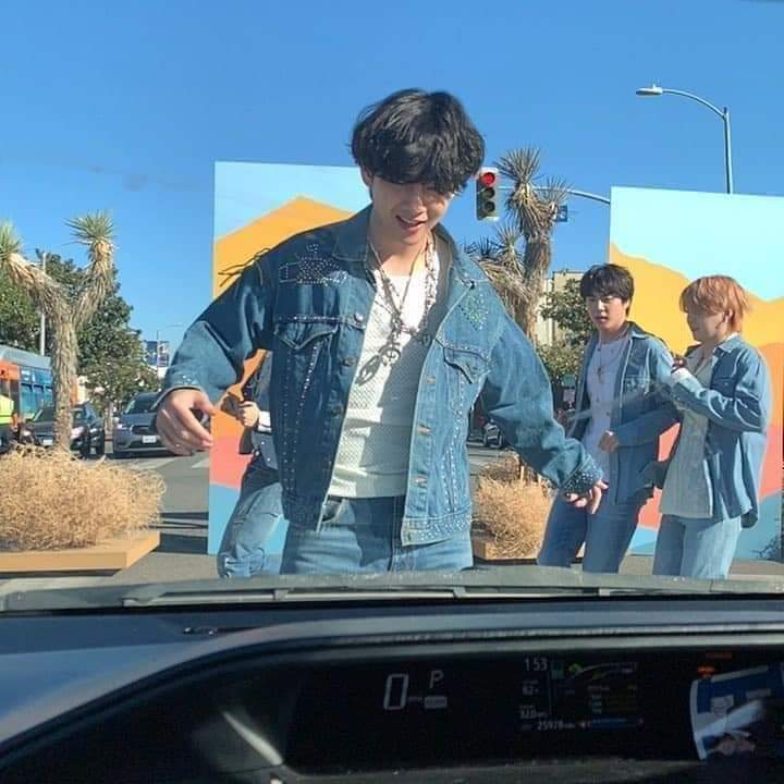 acharya_brijela's tweet photo. Tae:"ouch, sorry!"  
JK: 'Who is that pretty guy?' 🥵🔥   
#taekook 
#DaddyJK https://t.co/2qj3kigIIR