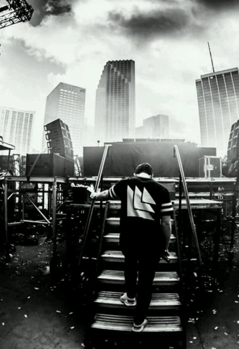 danielhdz145's tweet photo. No soporte el regreso de @HARDWELL en #UltraMusicFestival :( muchos recuerdos desbloqueados. Te amo Robbert <3 https://t.co/Hzg8JDoKjD