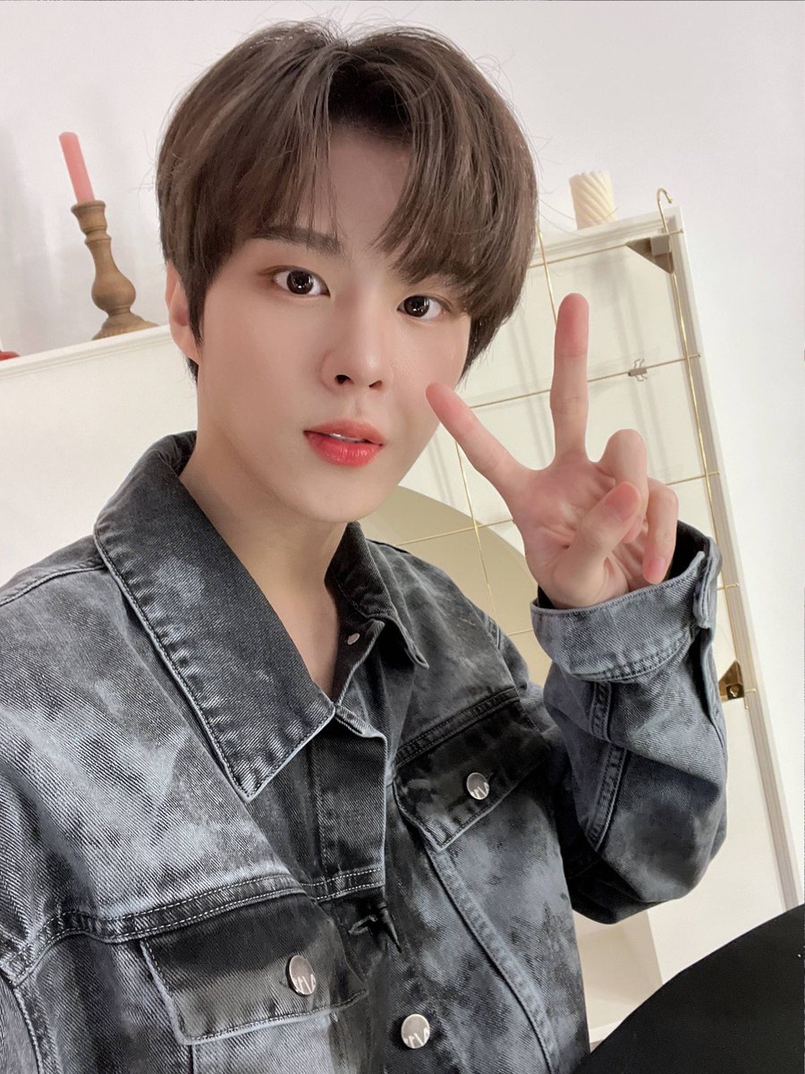 hourlykwseok's tweet photo. #김우석 #KIMWOOSEOK https://t.co/hQeoQYSZj5