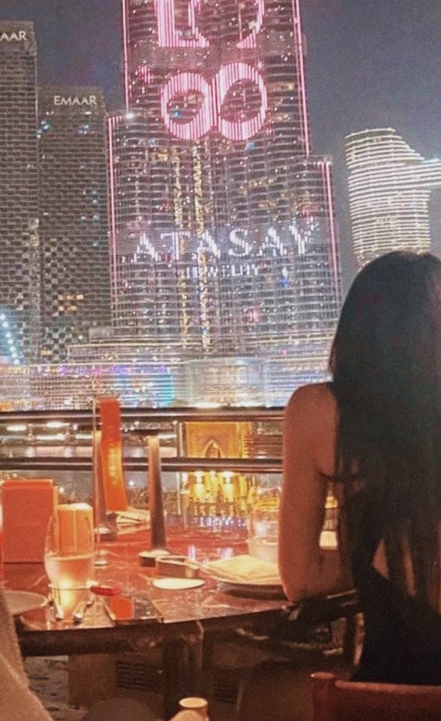 sirenelice's tweet photo. istanbul sokaklarında trafiğe bakılarak başlanan bu yolda dubaide dünyanın en yüksek binasına yeni koleksiyon haberinin verilmesine bakarak devam ediyor🥹🤍 https://t.co/7ZFkuxevSQ